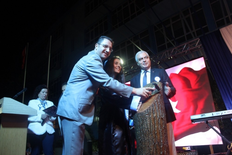 Bursa Anadolu Lisesi’nden Muhteşem Mezuniyet