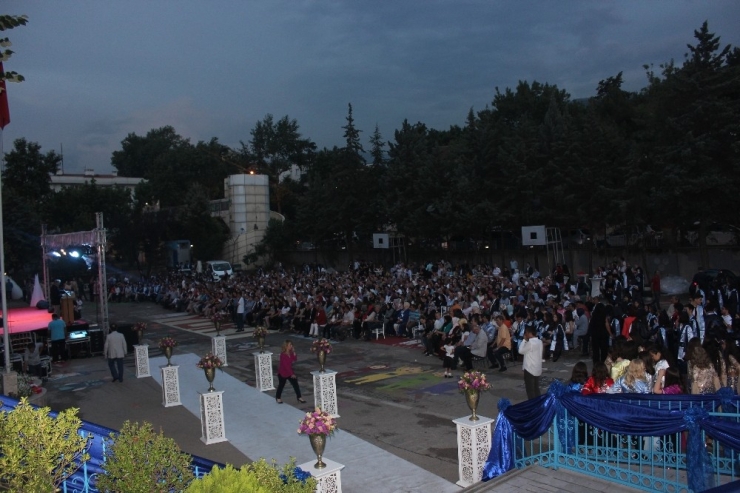 Bursa Anadolu Lisesi’nden Muhteşem Mezuniyet
