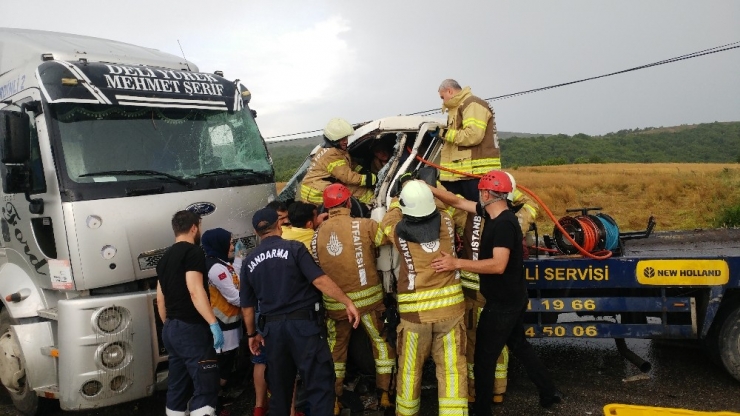 Çatalca’da Hatalı Sollama Yapan Çekici Tırla Kafa Kafaya Çarpıştı