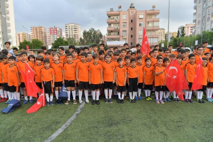 Çukurova’da Çocuklar Sahaya İndi