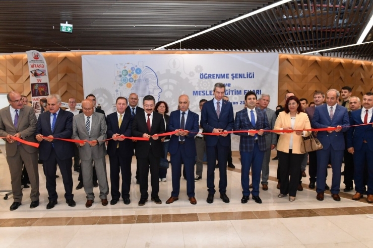 Mesleki Eğitim Öğrencileri Örnek Projelerini Sergiliyor