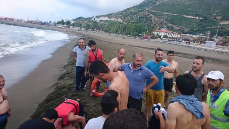 Rip Akıntısına Kapılan 2 Kişi Son Anda Kurtarıldı