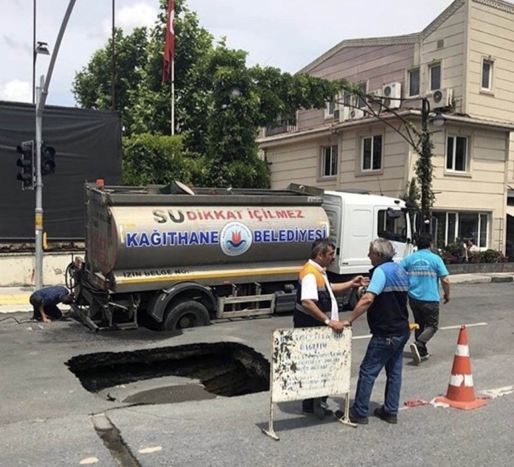 Kağıthane’de Yol Çöktü