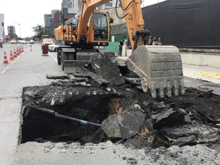 Kağıthane’de Yol Çöktü