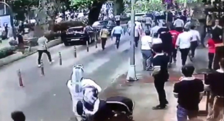 Fırtınanın Asırlık Çınar Ağacını Devirme Anı Güvenlik Kamerasında