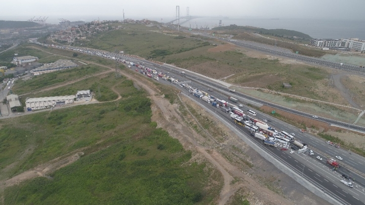 Kocaeli Tem’de Zincirleme Kaza Trafik Durdu
