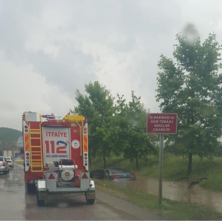 Su Kanalına Uçan Otomobildeki 3 Kişiyi İtfaiye Kurtardı