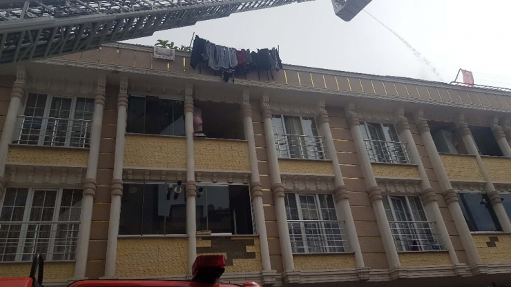 Küçükçekmece’de Yangın Paniği, Mahalleli Sokağa Döküldü