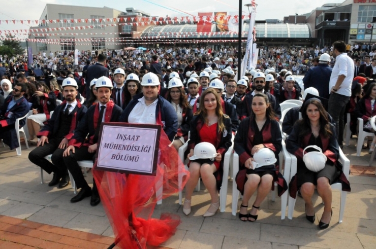 Genç Mühendislerin Mezuniyet Coşkusu