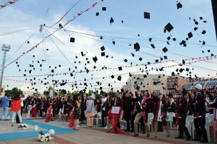 Genç Mühendislerin Mezuniyet Coşkusu