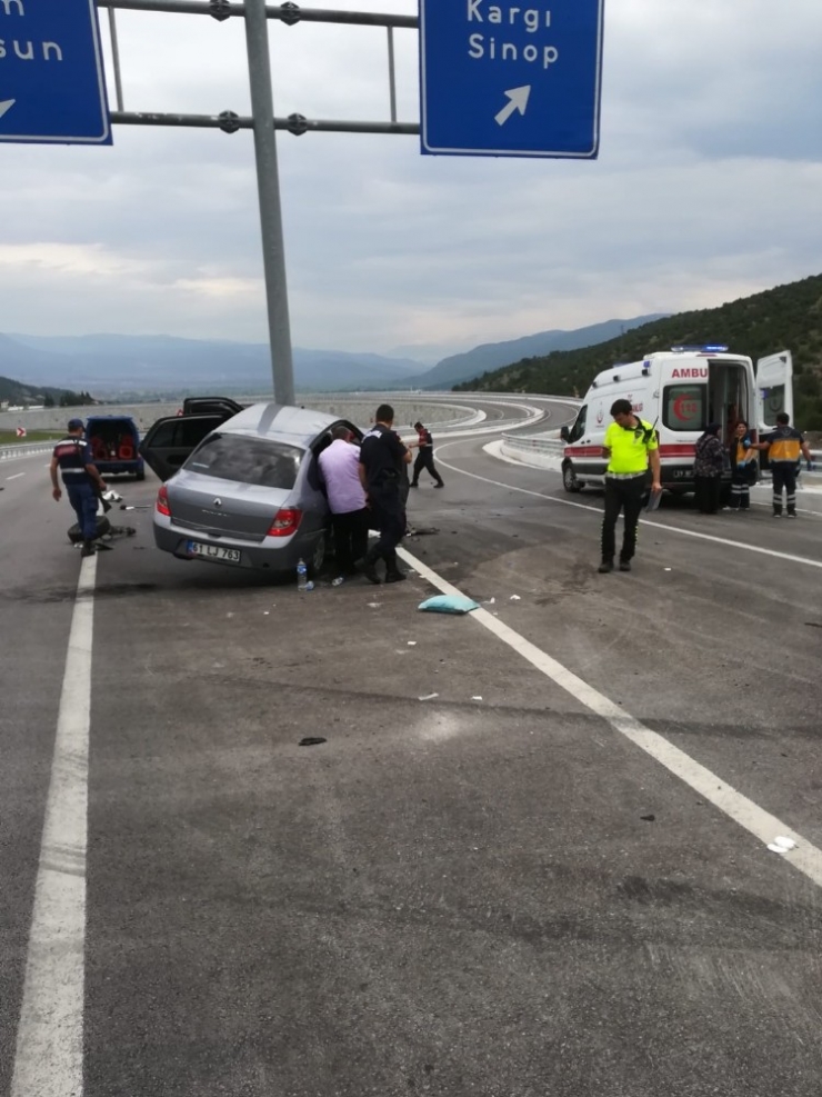 Otomobil Bariyere Çarptı: 3 Yaralı