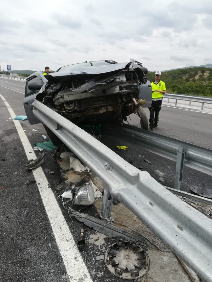 Otomobil Bariyere Çarptı: 3 Yaralı