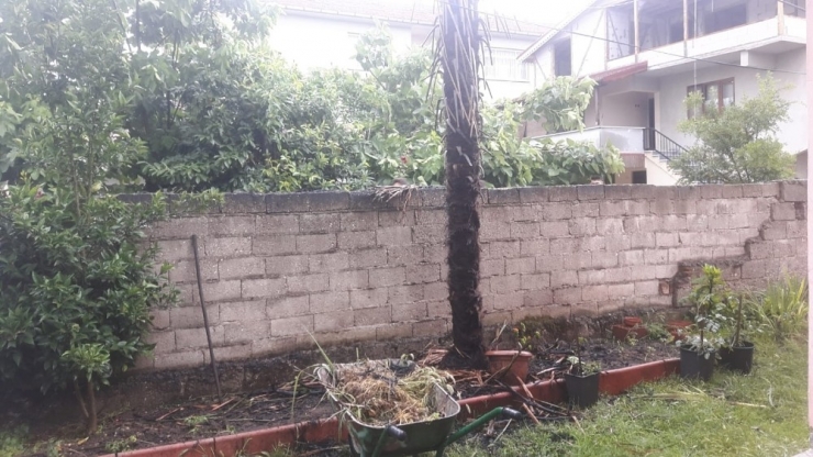 Akyazı’da Evin Bahçesine Yıldırım Düştü