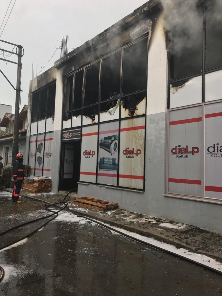 Sakarya’da İş Yerine Yıldırım Düştü: 1’i Ağır 2 Kişi Yaralı