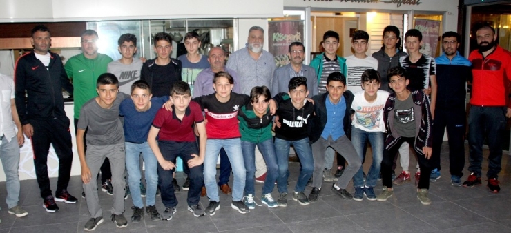 Başkan, Şampiyon Takımla Bir Araya Geldi