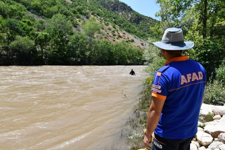 Vali Sonel, Kaybolan Genci Arama Çalışmalarını Takip Etti
