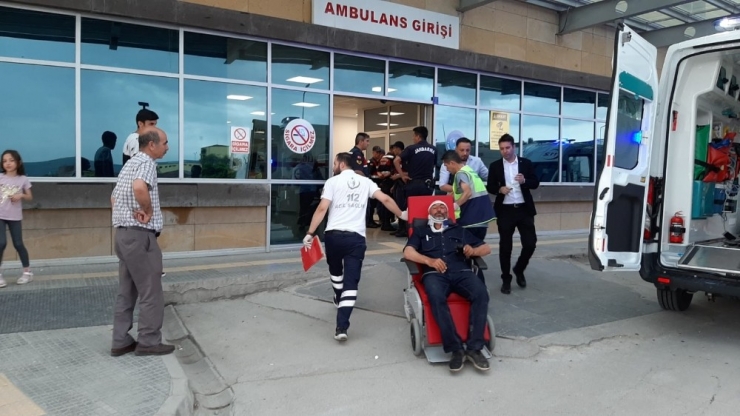 Yolcu Minibüsü İle Jeep Çarpıştı:1’i Ağır 13 Yaralı