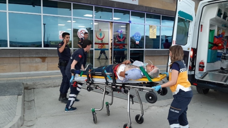 Yolcu Minibüsü İle Jeep Çarpıştı:1’i Ağır 13 Yaralı