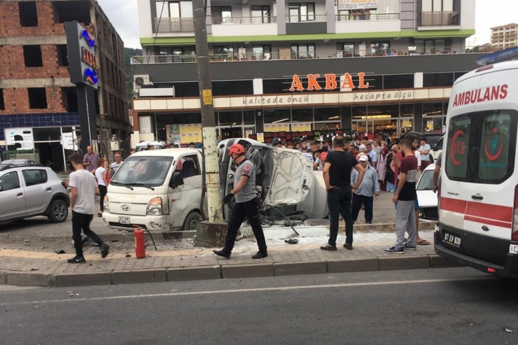 Direksiyon Başında Fenalaştı Elektrik Direğine Çarptı