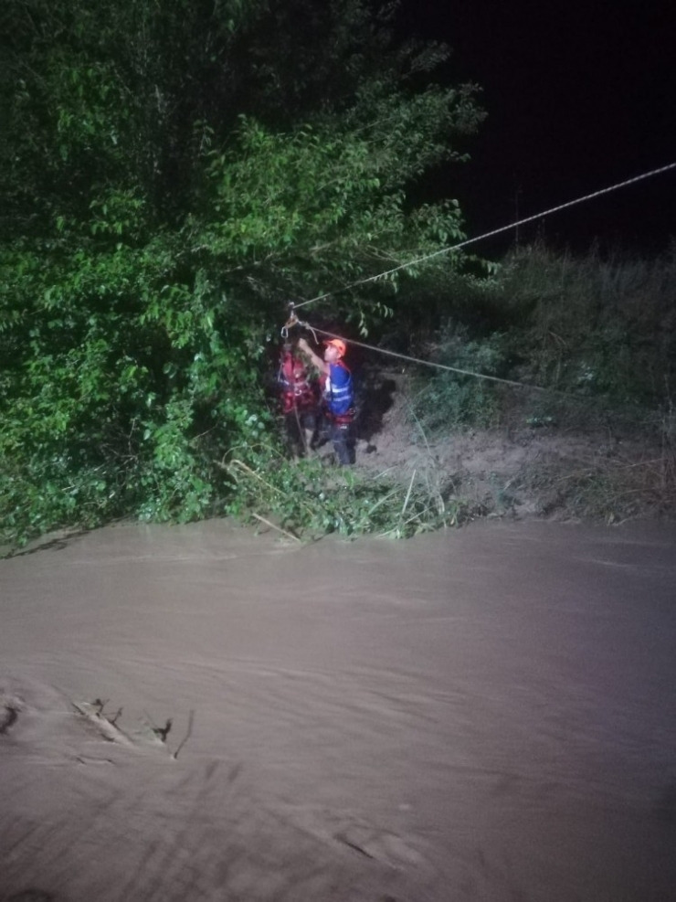 Afad Ekipleri Mahsur Kalan Vatandaşı Ve Küçükbaşları Kurtardı