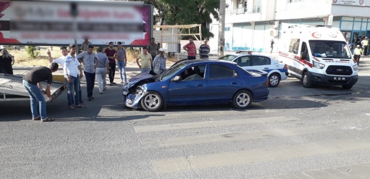 İki Otomobil Çarpıştı: 3 Yaralı