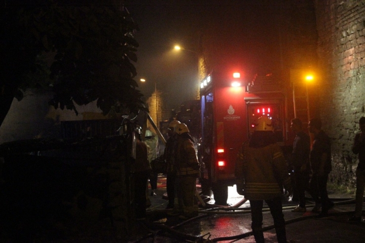 Fatih’te İki Katlı Ev Alev Alev Yandı: 1 Ölü, 1 Yaralı