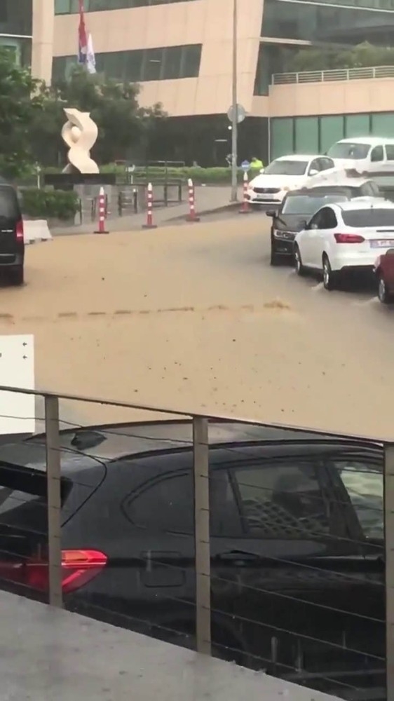 Beykoz’da Bir Vatandaş Su Birikintisinde Aracıyla Mahsur Kaldı