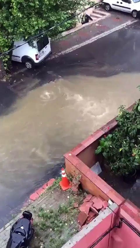 Beykoz’da Bir Vatandaş Su Birikintisinde Aracıyla Mahsur Kaldı