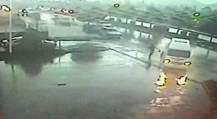 Ucuz Atlatılan Kaza Anbean Güvenlik Kamerasına Yansıdı