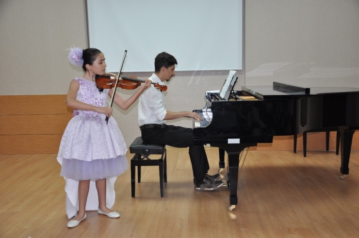 Minik Yetenek Seyircileri Kendine Hayran Bıraktı