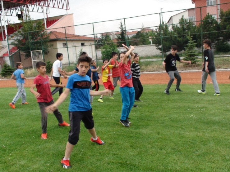 Şuhut Belediye Hisarspor’un Minik Futbolcuları Gelecek İçin Umut Veriyor