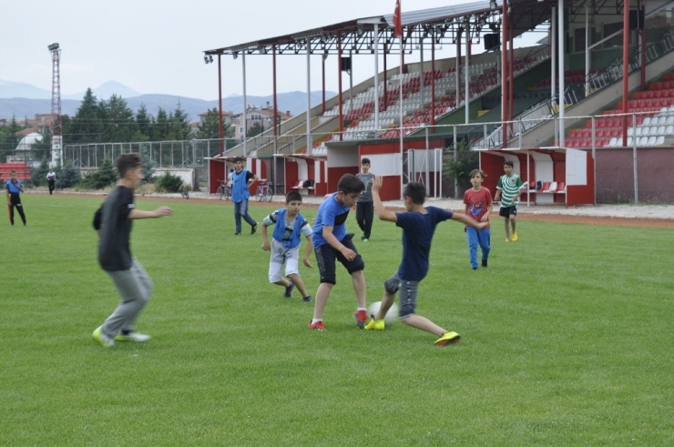 Şuhut Belediye Hisarspor’un Minik Futbolcuları Gelecek İçin Umut Veriyor