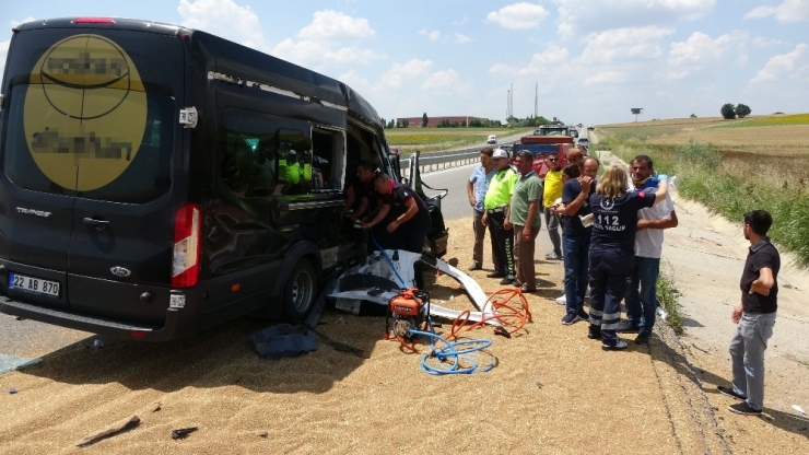 Yolcu Minibüsü Buğday Yüklü Traktöre Çarptı: 6 Yaralı