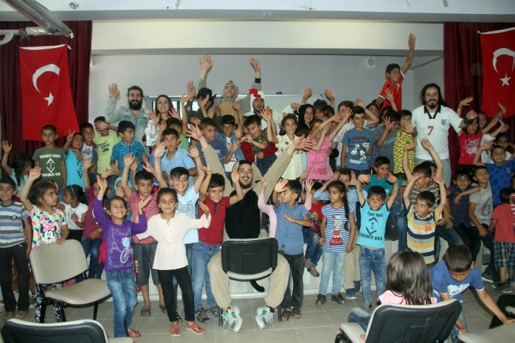 Tiyatro İle Çocuklara Dokunuyorlar