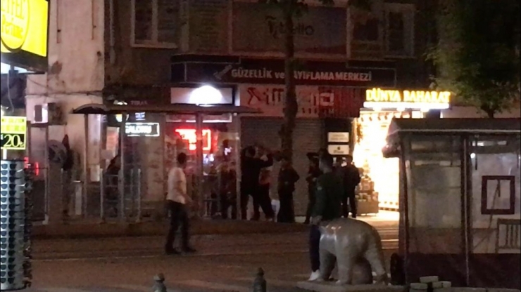 Tramvay Durağında Süpürgeli Kavga