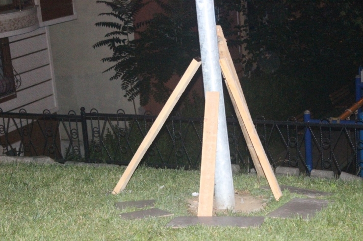 Parktaki Aydınlatma Direğinin Elektrik Akımına Kapılan Çocuk Öldü