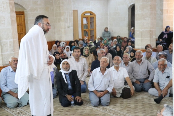 Hacı Adayları Maket Kabe Etrafında Tavaf Yaptı