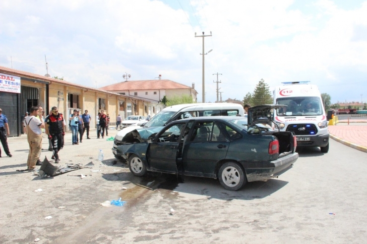 Hafif Ticari Araçla Otomobil Kafa Kafaya Çarpıştı: 6 Yaralı