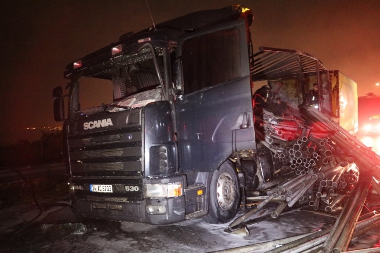 Kocaeli Tem’de Plastik Boru Yüklü Tır Alev Alev Yandı