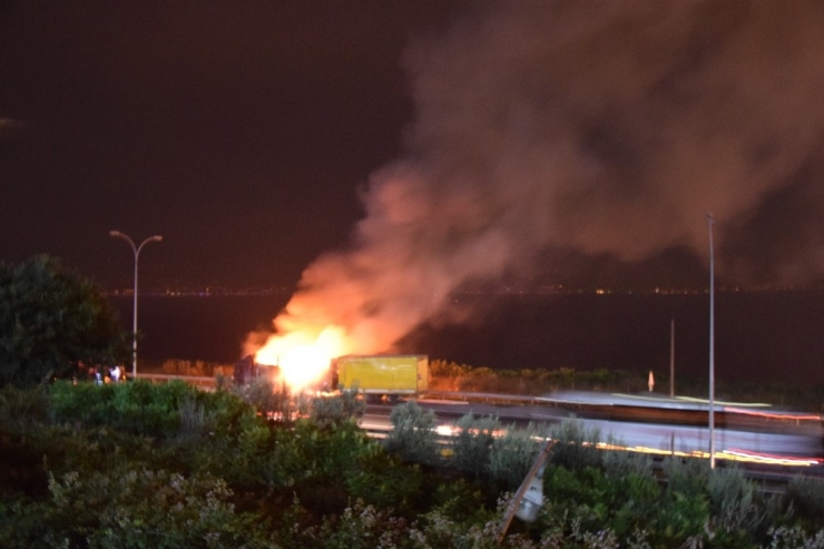 Kocaeli Tem’de Plastik Boru Yüklü Tır Alev Alev Yandı