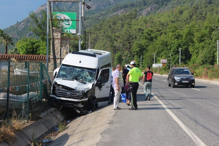 Marmaris’te Turistleri Taşıyan Araç Kaza Yaptı: 17 Yaralı