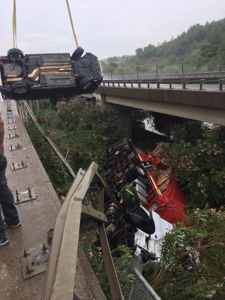 Kaygan Yolda Kontrolden Çıkan Tır, Köprüden Aşağı Uçtu