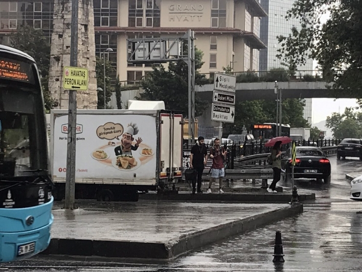 Taksim’de Vatandaşlar Yağmura Hazırlıksız Yakalandı