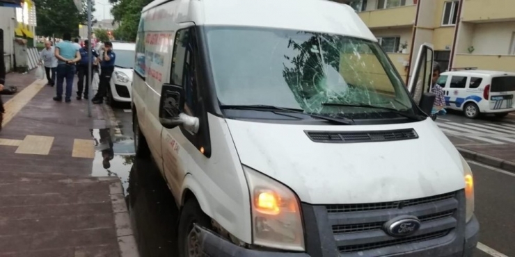 Sakarya’da Önü Kesilen Araç Kurşunladı