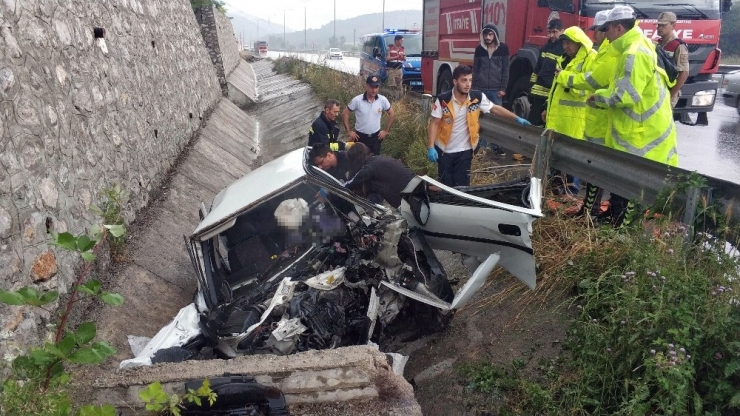 Su Kanalına Giren Otomobil 85 Metre İlerledikten Sonra Menfeze Çarptı: 1 Ölü