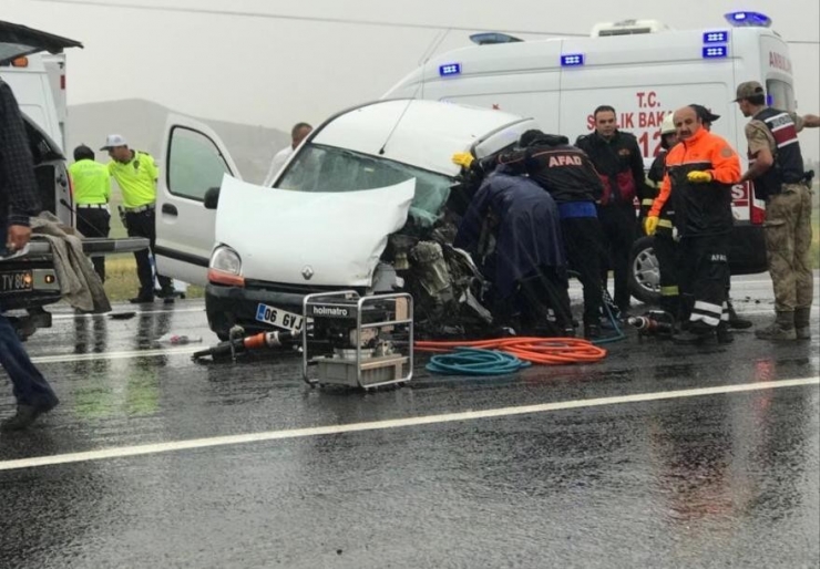 Sivas’ta Tır İle Hafif Ticari Araç Çarpıştı: 1 Ölü