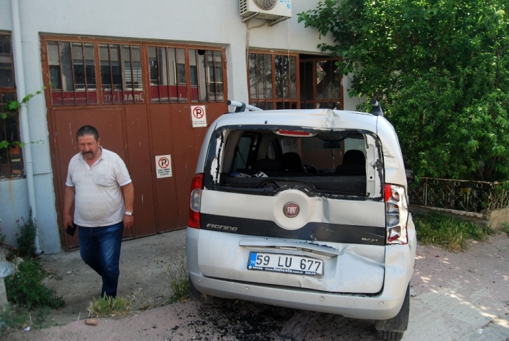 Kamyonetin Çarptığı Araç Garaja Daldı