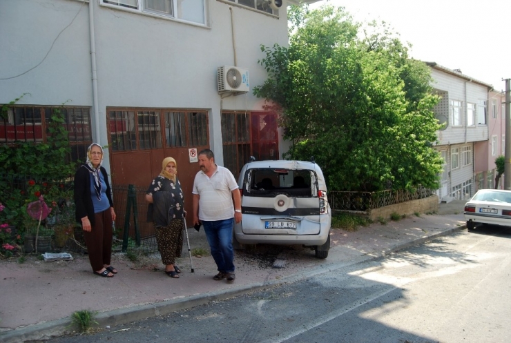 Kamyonetin Çarptığı Araç Garaja Daldı