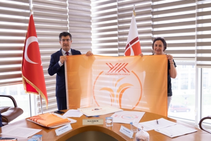 Turuncu Bayraklar Törenle Sahiplerine Verildi