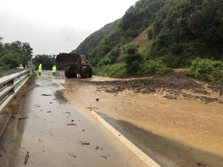 Alaplı -Akçakoca Karayolunda Çamur Seli